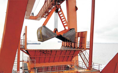 港口碼頭卸船機(jī)干霧抑塵方案